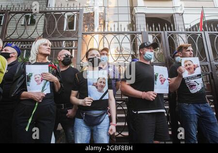 Kiew, Ukraine. August 2021. Während eines Protestes vor der weißrussischen Botschaft in Kiew halten Aktivisten Porträts des belarussischen Oppositionellen und Leiters des weißrussischen Repräsentantenhauses in der Ukraine, Vitaly Schischow. Der belarussische Aktivist Vitaly Schischow wurde tot aufgefunden, erhängt in einem Hauptpark unweit seines Hauses, angeblich von der nationalen Polizei der Ukraine. Kredit: SOPA Images Limited/Alamy Live Nachrichten Stockfoto