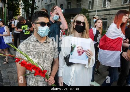 Kiew, Ukraine. August 2021. Ein Aktivist hält ein Porträt des belarussischen Oppositionellen und Leiters des belarussischen Hauses in der Ukraine Vitaly Schischow während eines Protestes vor der weißrussischen Botschaft in Kiew. Der belarussische Aktivist Vitaly Schischow wurde tot aufgefunden, erhängt in einem Hauptpark unweit seines Hauses, angeblich von der nationalen Polizei der Ukraine. Kredit: SOPA Images Limited/Alamy Live Nachrichten Stockfoto