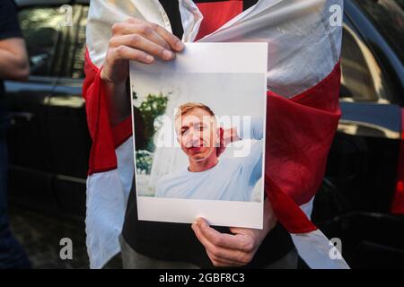 Kiew, Ukraine. August 2021. Ein Aktivist hält ein Porträt des belarussischen Oppositionellen und Leiters des belarussischen Hauses in der Ukraine Vitaly Schischow während eines Protestes vor der weißrussischen Botschaft in Kiew. Der belarussische Aktivist Vitaly Schischow wurde tot aufgefunden, erhängt in einem Hauptpark unweit seines Hauses, angeblich von der nationalen Polizei der Ukraine. Kredit: SOPA Images Limited/Alamy Live Nachrichten Stockfoto