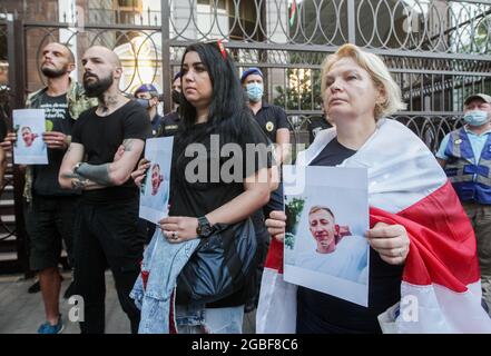 Kiew, Ukraine. August 2021. Während eines Protestes vor der weißrussischen Botschaft in Kiew halten Aktivisten Porträts des belarussischen Oppositionellen und Leiters des weißrussischen Repräsentantenhauses in der Ukraine, Vitaly Schischow. Der belarussische Aktivist Vitaly Schischow wurde tot aufgefunden, erhängt in einem Hauptpark unweit seines Hauses, angeblich von der nationalen Polizei der Ukraine. Kredit: SOPA Images Limited/Alamy Live Nachrichten Stockfoto