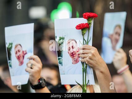 Kiew, Ukraine. August 2021. Während eines Protestes vor der weißrussischen Botschaft in Kiew halten Aktivisten Porträts des belarussischen Oppositionellen und Leiters des weißrussischen Repräsentantenhauses in der Ukraine, Vitaly Schischow. Der belarussische Aktivist Vitaly Schischow wurde tot aufgefunden, erhängt in einem Hauptpark unweit seines Hauses, angeblich von der nationalen Polizei der Ukraine. (Foto von Pavlo Gonchar/SOPA Images/Sipa USA) Quelle: SIPA USA/Alamy Live News Stockfoto