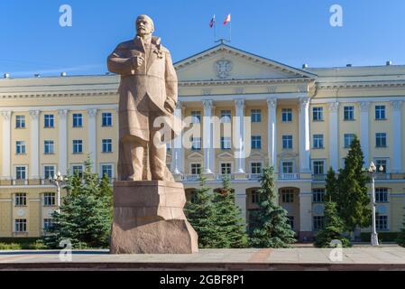 SMOLENSK, RUSSLAND - 05. JULI 2021: Denkmal für W. I. Lenin (Uljanow) vor dem Gebäude der Verwaltung der Region Smolensk Stockfoto
