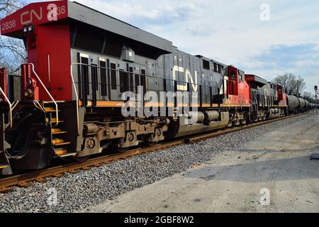 Hoffman Estates, Illinois, USA. Die Lokomotiven der Canadian National Railway führen einen Güterzug in einen vorbeifahrenden Nebengleis. Stockfoto