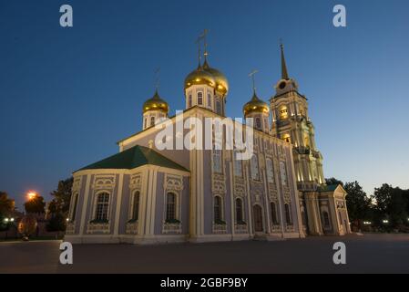 Kathedrale der Himmelfahrt der seligen Jungfrau Maria im Tula Kreml in einer Julinacht. Russland Stockfoto