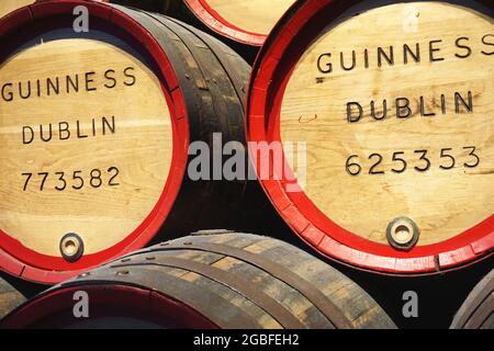 Guinness-Eichenholzköpfen in Dublin, Irland. Die Guinness Brauerei wurde 1759 von Arthur Guinness gegründet und war einst die größte Brauerei der Welt. Stockfoto