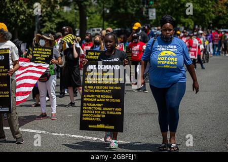 Washington Dc, Usa. August 2021. Die Kampagne der Armen demonstrierte und marschierte in Washington DC, wo Glaubensführer, Niedriglohnarbeiter und arme Menschen aus dem ganzen Land für den US-Senat protestierten, um den Filibuster zu beenden, die Stimmrechte zu schützen und den bundesstaatlichen Mindestlohn auf 5915 pro Stunde anzuheben. Hunderte wurden bei einem gewaltlosen Akt zivilen Ungehorsams vor dem Hart-Senatsgebäude verhaftet. (Foto: Michael Nigro/Pacific Press) Quelle: Pacific Press Media Production Corp./Alamy Live News Stockfoto