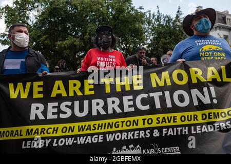 Washington Dc, Usa. August 2021. Die Kampagne der Armen demonstrierte und marschierte in Washington DC, wo Glaubensführer, Niedriglohnarbeiter und arme Menschen aus dem ganzen Land für den US-Senat protestierten, um den Filibuster zu beenden, die Stimmrechte zu schützen und den bundesstaatlichen Mindestlohn auf 5915 pro Stunde anzuheben. Hunderte wurden bei einem gewaltlosen Akt zivilen Ungehorsams vor dem Hart-Senatsgebäude verhaftet. (Foto: Michael Nigro/Pacific Press) Quelle: Pacific Press Media Production Corp./Alamy Live News Stockfoto