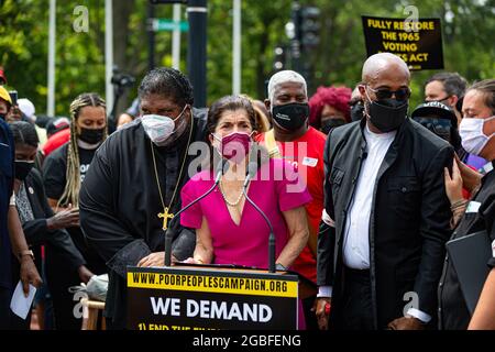 Luci Baines Johnson, Tochter des ehemaligen US-Präsidenten Lyndon B. Johnson mit Rev. Dr. William Barber. Am 2. August 2021 demonstrierte die Kampagne der Armen in Washington DC, wo Glaubensführer, Niedriglohnarbeiter und arme Menschen aus dem ganzen Land für den US-Senat protestierten, um den Filibuster zu beenden, die Stimmrechte zu schützen und den bundesstaatlichen Mindestlohn auf -615 pro Stunde zu erhöhen. Hunderte wurden bei einem gewaltlosen Akt zivilen Ungehorsams vor dem Hart-Senatsgebäude verhaftet. (Foto von Michael Nigro/Pacific Press) Stockfoto