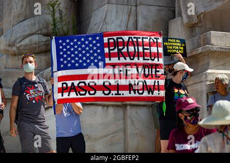 Washington Dc, Usa. August 2021. Die Kampagne der Armen demonstrierte und marschierte in Washington DC, wo Glaubensführer, Niedriglohnarbeiter und arme Menschen aus dem ganzen Land für den US-Senat protestierten, um den Filibuster zu beenden, die Stimmrechte zu schützen und den bundesstaatlichen Mindestlohn auf 5915 pro Stunde anzuheben. Hunderte wurden bei einem gewaltlosen Akt zivilen Ungehorsams vor dem Hart-Senatsgebäude verhaftet. (Foto: Michael Nigro/Pacific Press) Quelle: Pacific Press Media Production Corp./Alamy Live News Stockfoto