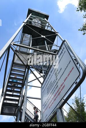 30. Juli 2021, Sachsen, Rötha/OT Mölbis: Auf dem rund fünf Kilometer langen Rundwanderweg auf dem Schlackenhaufen bei Mölbis befindet sich ein 30 Meter hoher Aussichtsturm, der einen Blick auf die ehemals schmutzige und jetzt grüne Landschaft bietet. Die Renovierung des Rundweges mit Sitzmöbeln, Wegweisern und Designokaten ist eines der Projekte der Dorfentwicklungsgesellschaft, Neben der Neugestaltung des Schlossparks in der Dorfmitte ist auch der Schausenhaufen enthalten, der zu DDR-Zeiten von Bürgerrechtlern als Wallfahrtsort genutzt wurde.Mölbis wurde berühmt i Stockfoto