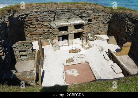 Blick in eine der restaurierten antiken Strukturen von Skara Brae, einem alten neolithischen Dorf auf der schottischen Orkney Island. Stockfoto