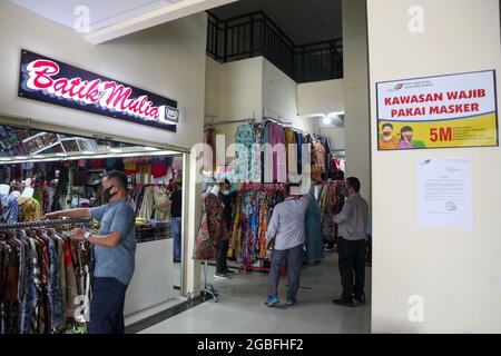 Bogor, Indonesien. August 2021. Die traditionellen Märkte in Bogor City werden auch während der COVID-19 Notfall-PPKM-Periode weiter funktionieren, indem das 5M-Gesundheitsprotokoll implementiert und die Besucher auf 25 Prozent begrenzt werden. (Foto: Fadli Akbar/Pacfic Press) Quelle: Pacific Press Media Production Corp./Alamy Live News Stockfoto