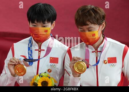 Shizuoka, Japan. August 2021. Bao Shanju & Zhong Tianshi (CHN) Cycling : die Goldmedaillengewinnerinnen Bao Shanju und Zhong Tianshi aus China posieren mit Abzeichen des verstorbenen chinesischen Vorsitzenden Mao Zedong während der Sprint-Medaillenzeremonie für das Frauenteam während der Olympischen Spiele in Tokio 2020 auf dem Izu Velodrome in Shizuoka, Japan. Quelle: Shutaro Mochizuki/AFLO/Alamy Live News Stockfoto