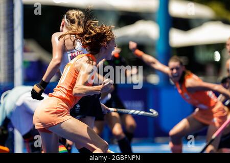 TOKIO, JAPAN - 4. AUGUST: Felice Albers aus den Niederlanden schießt am 4. August 2021 im Oi Hockey Stadium in Tokio, Japan, beim Halbfinale der Frauen bei den Olympischen Spielen 2020 in Tokio (Foto von Pim Waslander/Orange Picics) mit dem 3. Tor ihrer Seite ein Stockfoto