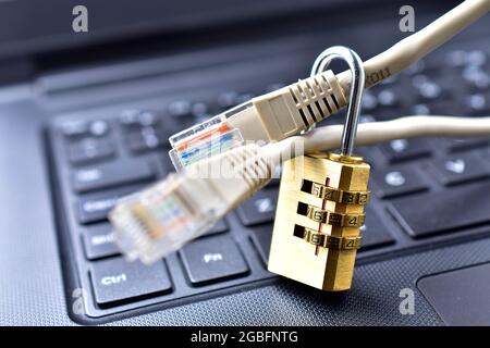 Computer-Internet-Kabel und Vorhängeschloss auf Laptop, Internet-Sicherheitskonzept, Stockfoto