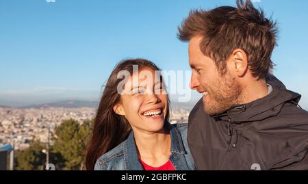 Junges Paar in der Liebe reden lachen zusammen auf Outdoor-Stadt Datum. Dating in Barcelona, Spanien. Interracial Beziehung der asiatischen Frau und Kaukasisch Stockfoto