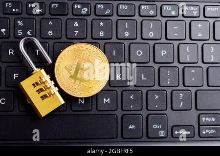 Bitcoin mit Entsperrvorhängeschloss mit Cryptocurrency Hacking Stockfoto