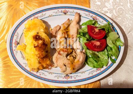Chciken mit Gemüse, Essen in den ecuadorianischen Bergen. Stockfoto