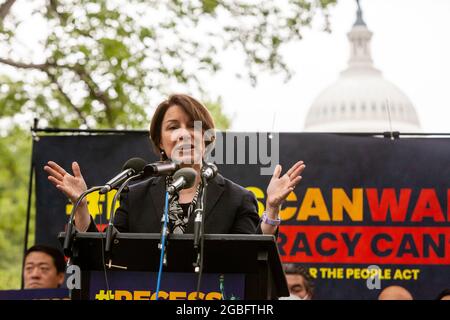 Washington, DC, USA, 3. August 2021. Im Bild: Senatorin Amy Klobuchar (D-WI) spricht in der Pause kann Protest vor dem US-Kapitol warten. 150 Senatoren und Vertreter von 30 Staaten nahmen an der Kundgebung Teil, um ihre Unterstützung zu zeigen, darunter die texanischen Demokraten, die das Quorum gebrochen haben, um das Durchlaufen von Wahlbeschränkungen in ihrem Staat zu verhindern. Kredit: Allison Bailey / Alamy Live Nachrichten Stockfoto