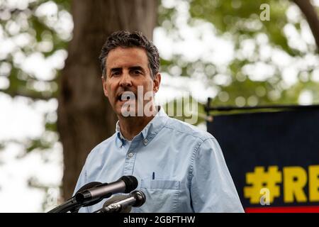 Washington, DC, USA, 3. August 2021. Im Bild: Der Kongressabgeordnete John Sarbanes (D-MD) spricht in der Aussparung kann Protest vor dem Kapitol der Vereinigten Staaten abwarten. 150 Senatoren und Vertreter von 30 Staaten nahmen an der Kundgebung Teil, um ihre Unterstützung zu zeigen, darunter die texanischen Demokraten, die das Quorum gebrochen haben, um das Durchlaufen von Wahlbeschränkungen in ihrem Staat zu verhindern. Kredit: Allison Bailey / Alamy Live Nachrichten Stockfoto