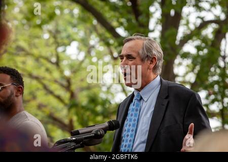 Washington, DC, USA, 3. August 2021. Im Bild: Senator Jeff Merkley (D-OR) spricht in der Aussparung kann Protest vor dem US-Kapitol abwarten. 150 Senatoren und Vertreter von 30 Staaten nahmen an der Kundgebung Teil, um ihre Unterstützung zu zeigen, darunter die texanischen Demokraten, die das Quorum gebrochen haben, um das Durchlaufen von Wahlbeschränkungen in ihrem Staat zu verhindern. Kredit: Allison Bailey / Alamy Live Nachrichten Stockfoto