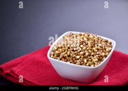 Mungsprossen In Schale Auf Dunklem Hintergrund Stockfoto