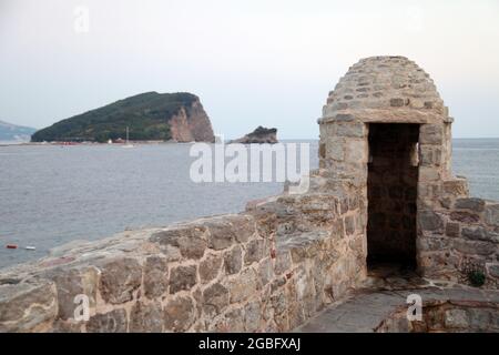 Insel Sveti Nikola an der Adria, von der Burg Budva in Montenegro. Stockfoto