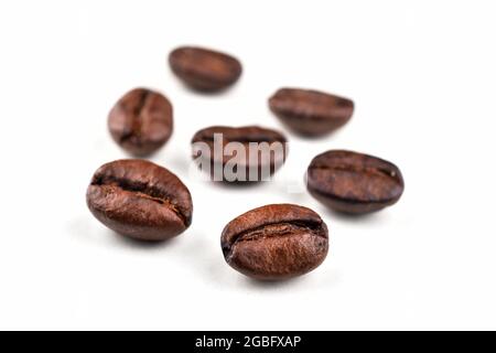 Geröstete Kaffeebohne auf weißem Hintergrund Stockfoto
