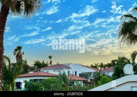 Panoramablick auf die Villengegend bei Sonnenuntergang in der berühmten Kurstadt Eilat in Israel. Stockfoto
