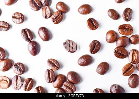 Draufsicht Auf Geröstete Kaffeebohnen Auf Weißem Hintergrund Stockfoto