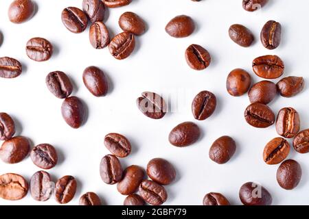 Geröstete Kaffeebohnen auf weißem Hintergrund Stockfoto