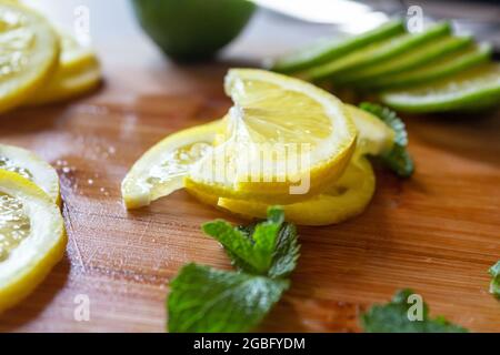 Frisch geschnittene Zitronen und Limette. Holztisch. Stockfoto