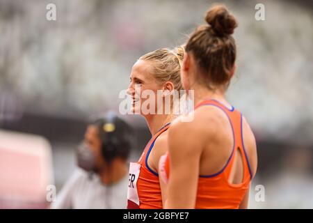 TOKIO, JAPAN - 4. AUGUST: Anouk Vetter aus den Niederlanden und Emma Oosterwegel aus den Niederlanden, nachdem sie während der Olympischen Spiele 2020 in Tokio im Olympiastadion am 4. August 2021 in Tokio, Japan, am Frauen-Heptathlon teilnimmt (Foto: Andy Astfalck/Orange Picics) NOCNSF ATLETIEKUNIE Stockfoto