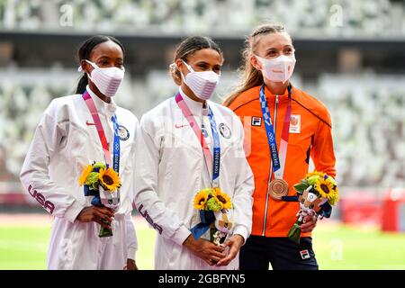 TOKIO, JAPAN - 4. AUGUST: Dalilah Muhammad der Vereinigten Staaten von Amerika mit der Silbermedaille, Sydney McLaughlin der Vereinigten Staaten von Amerika mit der Goldmedaille, Femke Bol aus den Niederlanden mit der Bronzemedaille während der Verleihung der Leichtathletik-Medaille während der Olympischen Spiele in Tokio 2020 im Olympiastadion am 4. August 2021 in Tokio, Japan (Foto: Andy Astfalck/Orange Picics) NOCNSF ATLETIEKUNIE Stockfoto