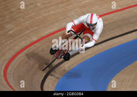 Izu, Japan. August 2021. Radfahren/Leichtathletik: Olympische Spiele, Mannschaftssprint, 1. Runde, auf dem Izu Velodrom. Krzysztof Maksel aus Polen im Einsatz. Quelle: Sebastian Gollnow/dpa/Alamy Live News Stockfoto