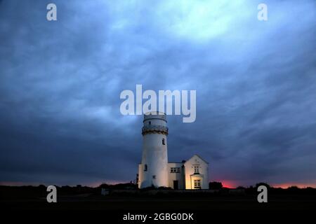 Hunstanton, Großbritannien. August 2021. Der alte Leuchtturm von Hunstanton am Ende der Tageslichtstunden in Hunstanton, Norfolk, Großbritannien, am 2. August 2021 Credit: Paul Marriott/Alamy Live News Stockfoto