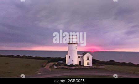 Hunstanton, Großbritannien. August 2021. Am 2. August 2021 geht die Sonne hinter dem alten Leuchtturm von Hunstanton am Ende der Tageslichtstunden in Hunstanton, Norfolk, Großbritannien, unter. Quelle: Paul Marriott/Alamy Live News Stockfoto