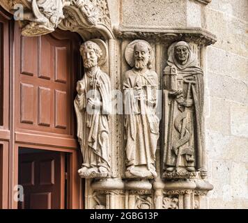 Skulpturales Detail auf dem Portal des Colegio de San Gregorio in Santiago de Compostela, Spanien Stockfoto