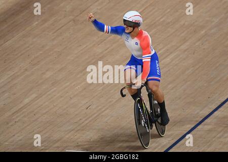 Izu, Japan. August 2021. Radfahren: Olympiade, Mannschaftssprint, Finale, auf dem Izu Velodrom. Rayan Helal aus Frankreich in Aktion. Quelle: Sebastian Gollnow/dpa/Alamy Live News Stockfoto