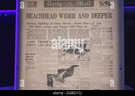 England, Hampshire, Portsmouth, Southsea, The D-Day Story Museum, Titelseite der Daily Mail Zeitung vom Mittwoch, den 7. Juni 1944 Reporting Troo Stockfoto