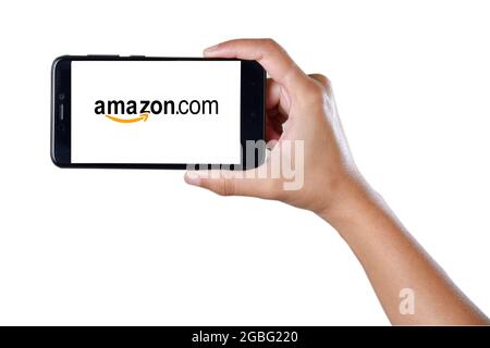 Mumbai , Indian- 1. Dezember 2018: Hand Holding Smartphone Zeigt Amazon.com Isoliert Auf Weißem Hintergrund Stockfoto