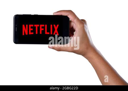 Mumbai , Indian- 1. Dezember 2018: Hand Holding Smartphone Zeigt Netflix-Anwendungslogo Isoliert Auf Weißem Hintergrund Stockfoto