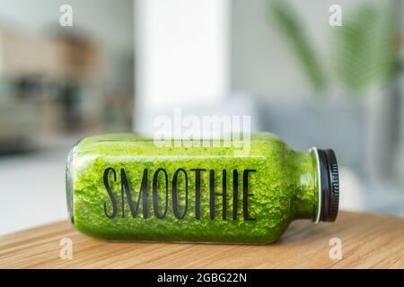 Green Smoothie Saft Glasflasche umweltfreundlich Gesundheitsladen Café. Mit Wort SMOOTHIE auf dem Etikett Stockfoto