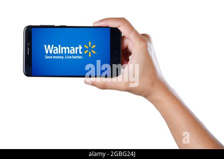 Mumbai , Indian- 1. Dezember 2018: Hand Holding Smartphone Zeigt Walmart Logo Isoliert Auf Weißem Hintergrund Mit Beschneidungspfad Stockfoto