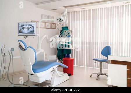 Zahnarztpraxis mit moderner Ausstattung für die zahnärztliche Behandlung. Hochwertige Fotos Stockfoto