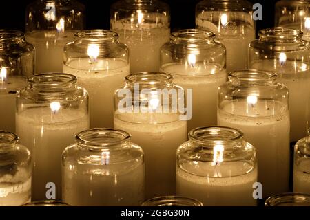 Gebetskerzen brennen in einer Kirche in Nordkalifornien Stockfoto