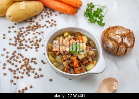 Gesunde hausgemachte Linsensuppe mit Gemüse in einer Schüssel Stockfoto