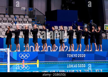 TOKIO, JAPAN - 4. AUGUST: Max Irving aus den Vereinigten Staaten, Ben Stevenson aus den Vereinigten Staaten, Alex Bowen aus den Vereinigten Staaten, Dylan Woodhead aus den Vereinigten Staaten, Ben Hallock aus den Vereinigten Staaten, Luca Cupido aus den Vereinigten Staaten, Hannes Daube aus den Vereinigten Staaten, Alex Obert aus den Vereinigten Staaten, Marko Vavic aus den Vereinigten Staaten, Johnny Hooper aus den Vereinigten Staaten, Alex Wolf aus den Vereinigten Staaten, Jesse Smith aus den Vereinigten Staaten während des olympischen Wasserpoloturnier-Viertelfinalspiels der Männer von Tokio 2020 zwischen dem Team United States und dem Team Spain am 4. August 2021 im Tatsumi Waterpolo Center in Tokio, Japan (Foto: Marcel ter Bals/Orange Pi Stockfoto