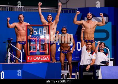 TOKIO, JAPAN - 4. AUGUST: Spanien-Team jubelt während des Viertelfinalspiels der Männer des Olympischen Wasserball-Turniers 2020 in Tokio am 4. August 2021 im Tatsumi Waterpolo Center in Tokio, Japan (Foto: Marcel ter Bals/Orange Picles) Stockfoto