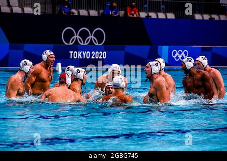 TOKIO, JAPAN - 4. AUGUST: US-Team vor Spielbeginn, Marko Vavic aus den Vereinigten Staaten, Jesse Smith aus den Vereinigten Staaten, Alex Wolf aus den Vereinigten Staaten, Hannes Daube aus den Vereinigten Staaten, Luca Cupido aus den Vereinigten Staaten, Dylan Woodhead aus den Vereinigten Staaten, Johnny Hooper aus den Vereinigten Staaten, Alex Obert aus den Vereinigten Staaten, Alex Bowen aus den Vereinigten Staaten, Max Irving aus den Vereinigten Staaten, Ben Stevenson aus den Vereinigten Staaten während des Viertelfinalspiels der Männer des Olympischen Wasserpoloturniers von Tokio 2020 zwischen dem Team United States und dem Team Spain am 4. August 2021 im Tatsumi Waterpolo Center in Tokio, Japan (Foto von Marcel ter Bals/ Stockfoto